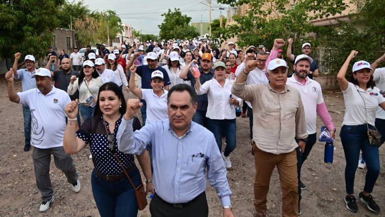El Rector de la UAS Jesús Madueña Molina al iniciar este jueves la jornada de información, casa por casa, de la defensa de la autonomía universitaria.