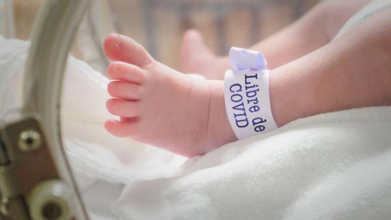 El bebé nació el 5 de marzo, 15 días después de que su madre fue vacunada.