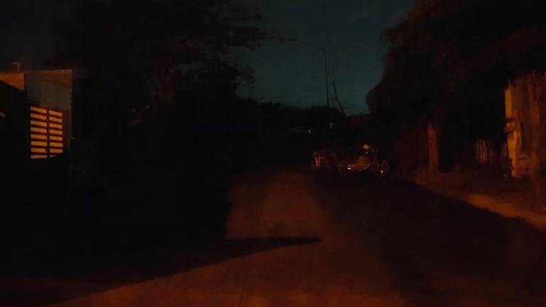 Vecinos del fraccionamiento San Antonio solicitaron la intervención de la CFE para restablecer el servicio eléctrico.