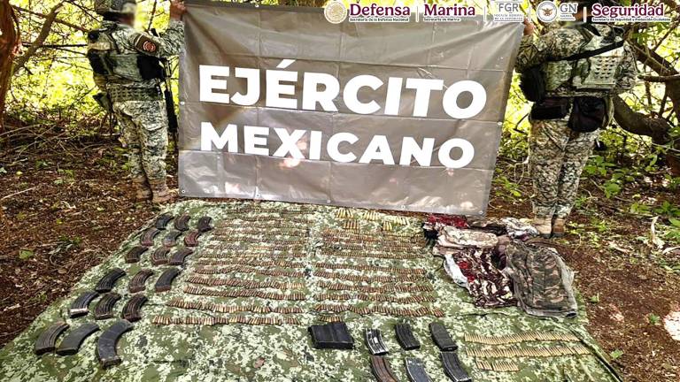 Autoridades decomisan drogas, armas y explosivos en distintos municipios de Sinaloa.