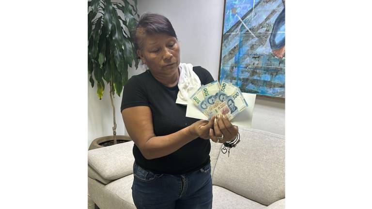Jacinta, hija de doña Sebastiana, recibió el donativo en las instalaciones de Noroeste.