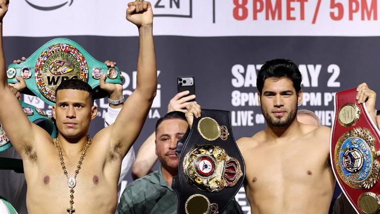 Todo listo en Las Vegas: Ramírez (der.) y Benavidez cumplen con el peso.