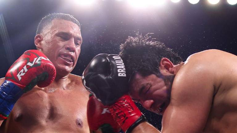 Gilberto “Zurdo” Ramírez (der.) sufrió un duro castigo de parte de David Benavidez.