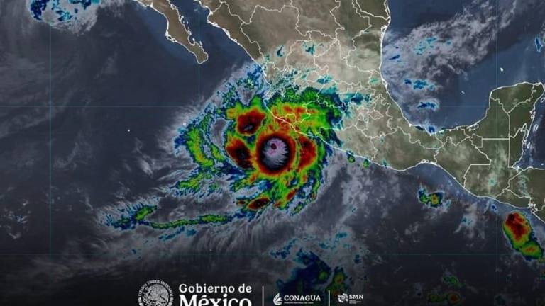 “Simón” se mantiene en categoría 4 de la escala Saffir-Simpson frente a las costas del Pacífico mexicano.