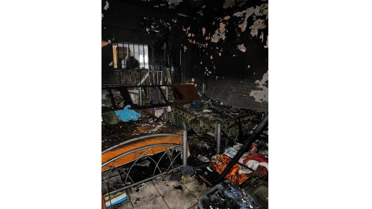 Bomberos controlaron este lunes un incendio confinado a una recámara en la colonia Jacarandas.