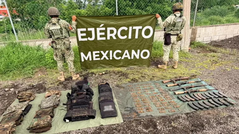 Integrantes de las Fuerzas Armadas aseguran armamento, equipo táctico y un vehículo en el sur de Sinaloa.