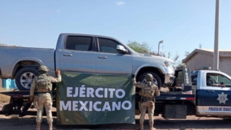 Militares resguarda la unidad asegurada en Navolato; el vehículo contaba con reporte de robo vigente.