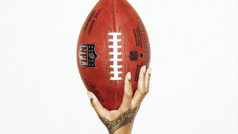 En sus cuentas de Twitter e Instagram, Rihanna confirma que será la artista encargada de presentar el show del medio tiempo del Súper Tazón del año entrante.