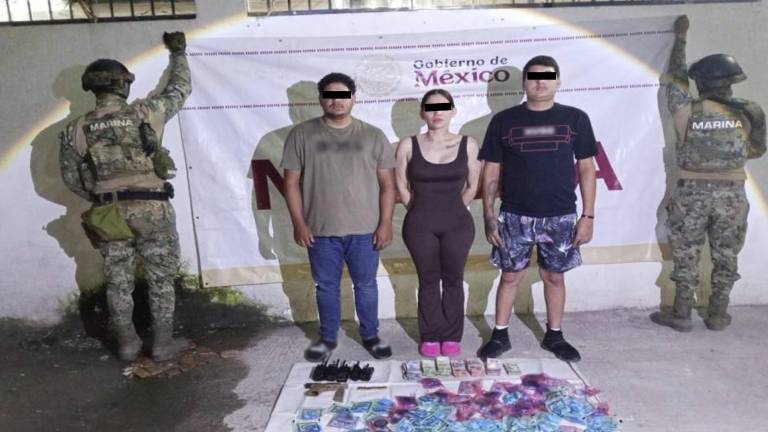 Tres personas fueron aseguradas con miles de dosis de droga y armamento en Mazatlán.