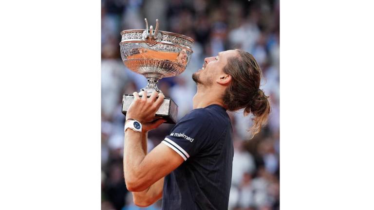 Alexander Zverev celebra la victoria en la final de Roland Garros ante Flavio Cobolli.