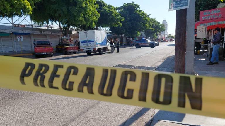 Autoridades acordonaron la zona donde una mujer murió atropellada en el centro de Los Mochis.