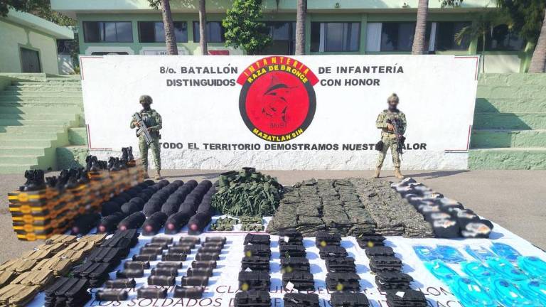 Equipo castrense recopila vestimenta militar y aditamentos de protección hallados en la zona sur de Sinaloa.