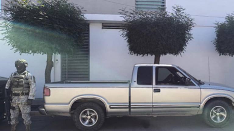 Militares aseguraron una camioneta con reporte de robo en la colonia Las Quintas, en Culiacán.