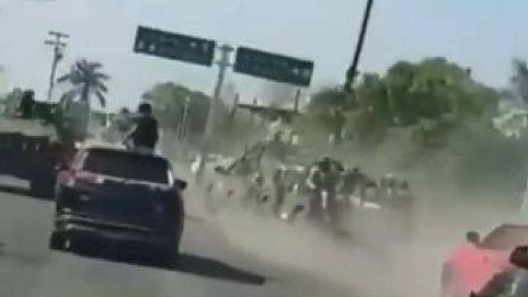 Militares son perseguidos por vehículos de grupos delictivos en Michoacán.