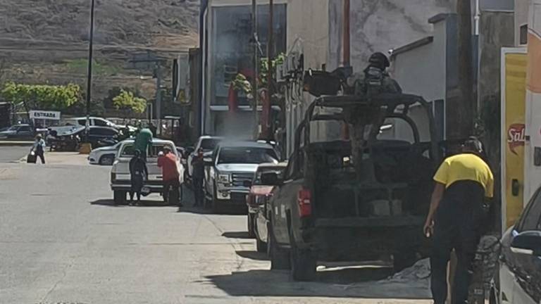 Elementos del Ejército acompañan a familias de comunidades de la sierra hacia la cabecera municipal de Rosario.