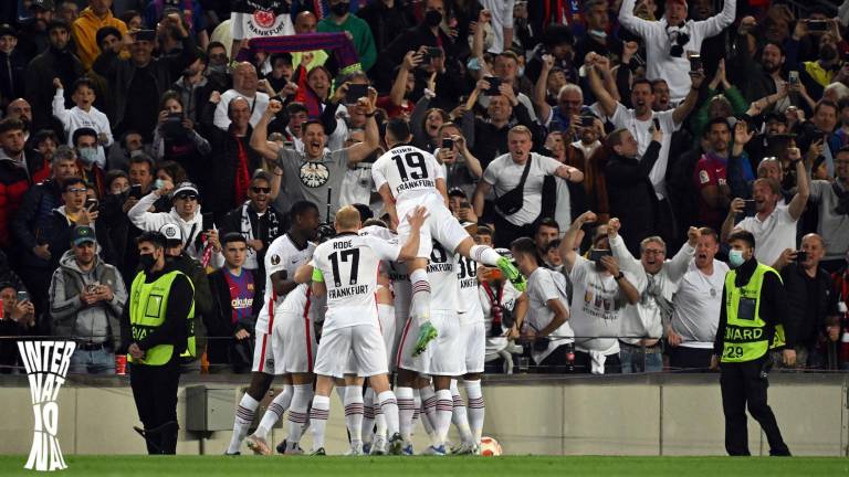 Los aficionados del Eintracht Frankfurt pintaron de blanco el Camp Nou.