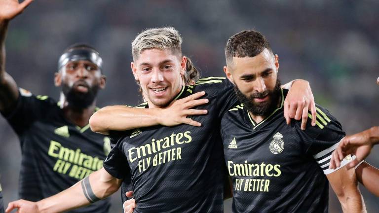 Valverde y Benzema festejan.