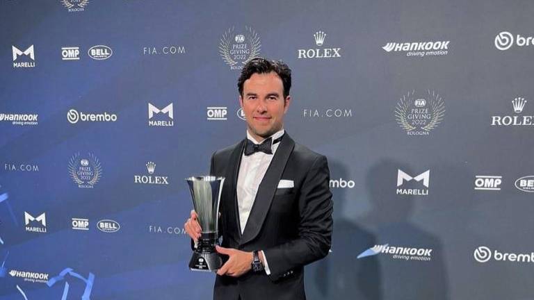 Sergio “Checo” Pérez muestra el trofeo recibido.