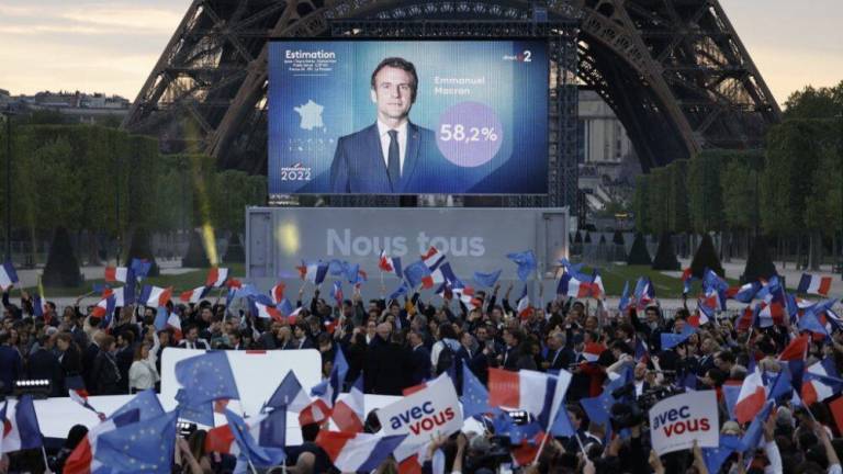 Emmanuel Macron celebra su triunfo al pie de la Torre Eiffel, en París, Francia.