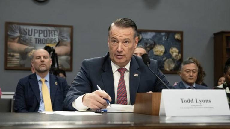 Todd Lyons presentó su renuncia como director del ICE.