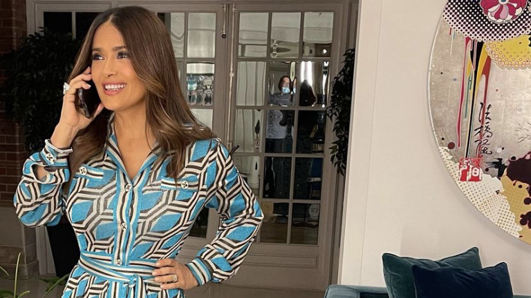 Salma Hayek recibe el galardón Women in motion, en el Festival de Cine de Cannes del 2021.