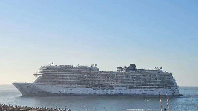 Entrada a Mazatlán del crucero turístico Norwegian Bliss.