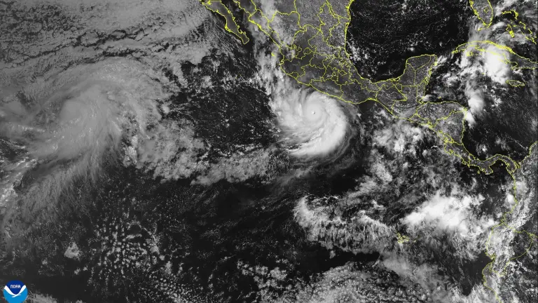 Imagen satelital del huracán Polo frete a las costas de México.