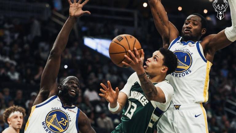 El ex jugador de Golden State anotó 32 puntos y lideró a Milwaukee en la victoria 120-110 sobre los Warriors.