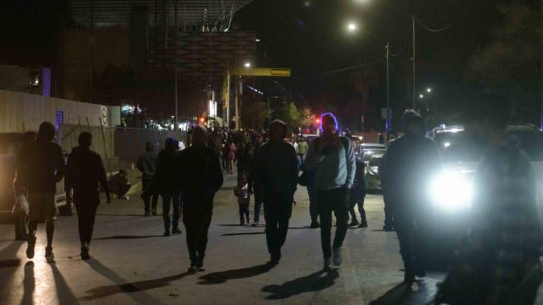 Migrantes caminan por la zona Centro de Ciudad Juárez, cerca de la estación donde ocurrió la tragedia migrante.