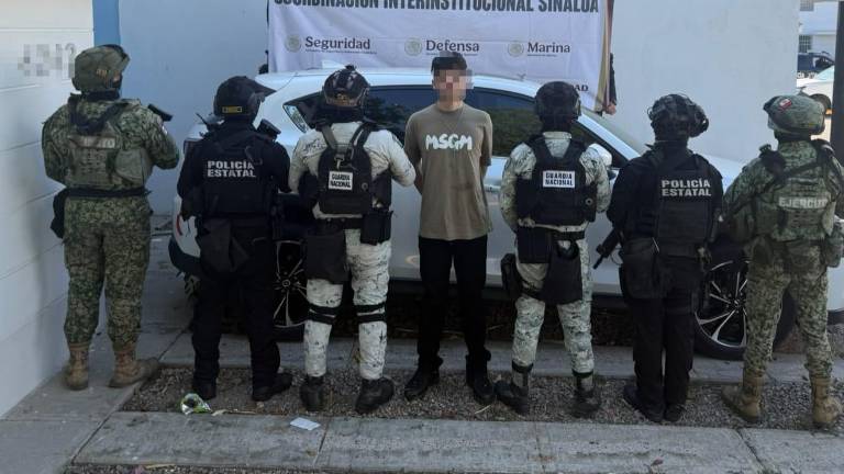 El detenido, junto con las armas, el vehículo y el resto de los indicios asegurados, fue puesto a disposición de la FGR.