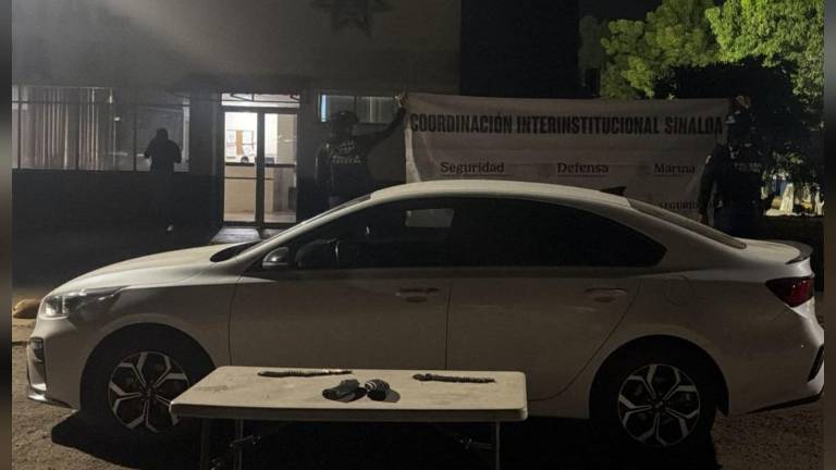 El vehículo con reporte de robo, cargadores, cartuchos y 45 ponchallantas fue asegurado por la Policía Estatal Preventiva.