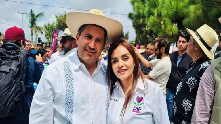 Carlos Manzo y su esposa Grecia Quiroz, de Uruapan.
