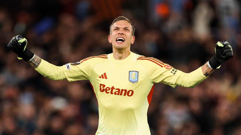 El guardameta Marco Bizot celebra el triunfo del Aston Villa sobre el Bolonia.