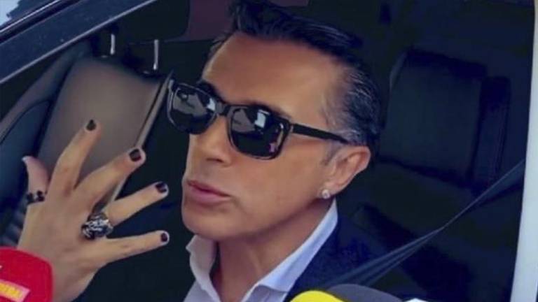 Sergio Mayer muestra una imagen con aretes, uñas pintadas, pulseras y anillos.