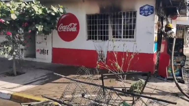 Incendio consume abarrotes en la Colonia 21 de Marzo en Culiacán