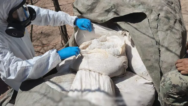Semar y FGR desmantelan tres laboratorios clandestinos en Sinaloa con más de 4 toneladas de metanfetamina