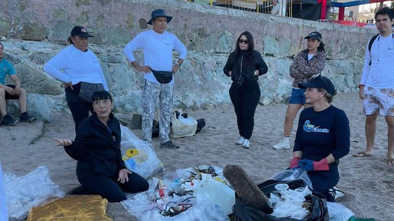 Sofía Trejo advirtió que más allá de la limpieza superficial, miles de partículas tóxicas permanecen en el mar, afectando la fauna y la salud humana.