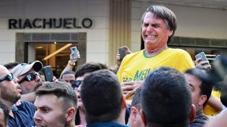 El ex Presidente de Brasil Jair Bolsonaro, quien cumple arresto domiciliario, fue detenido ante un supuesto intento de fuga.