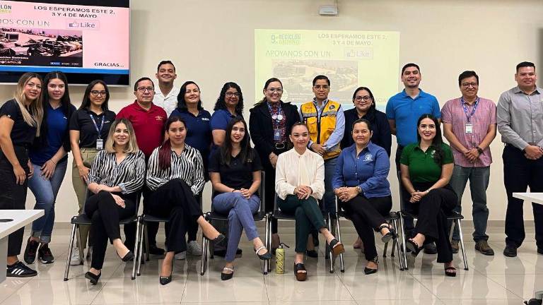 Personal de instituciones que participan en el noveno Reciclón Electrónico en Mazatlán.