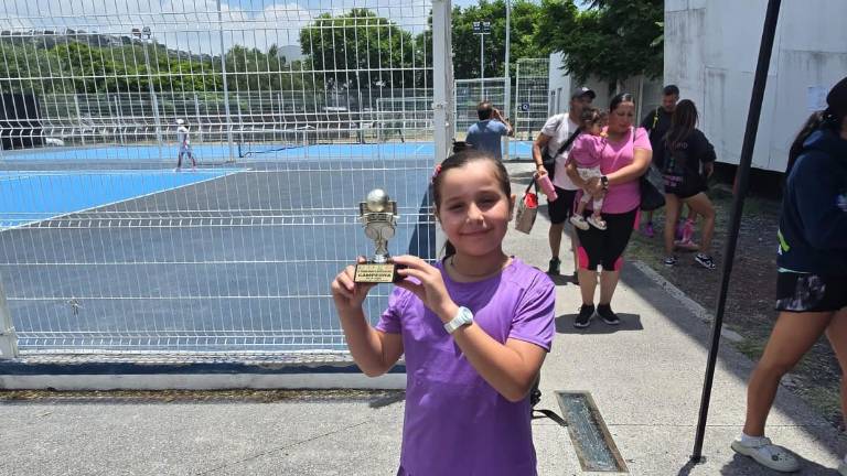 Ángela Valdez con su trofeo de campeona en Querétaro.