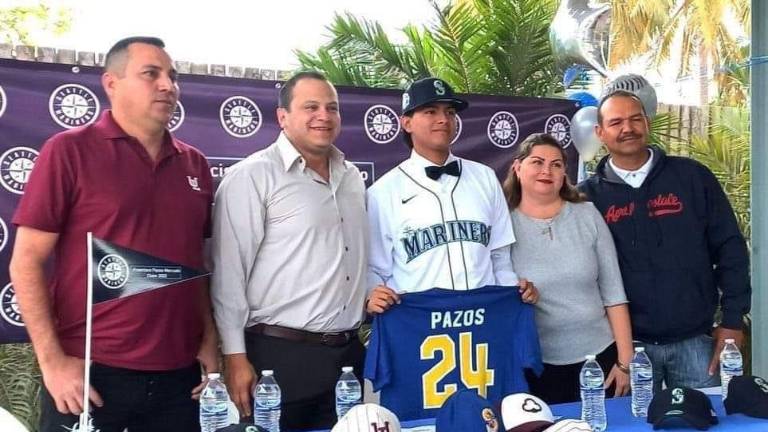 Francisco Pazos Mercado muestra su playera de Marineros.