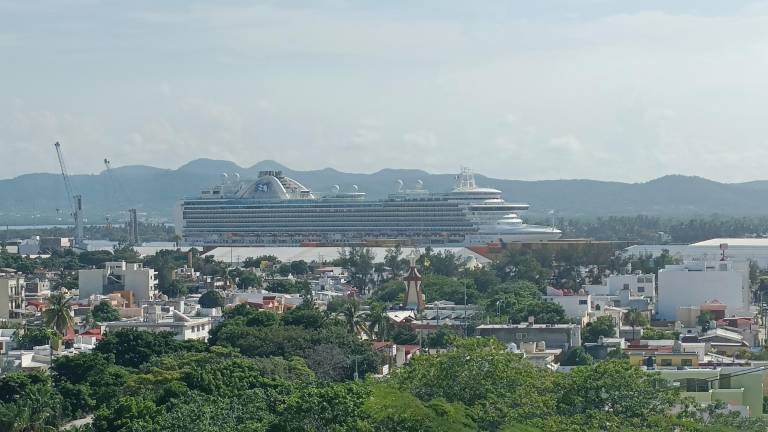 Llegada del crucero turístico Royal Princess a Mazatlán.