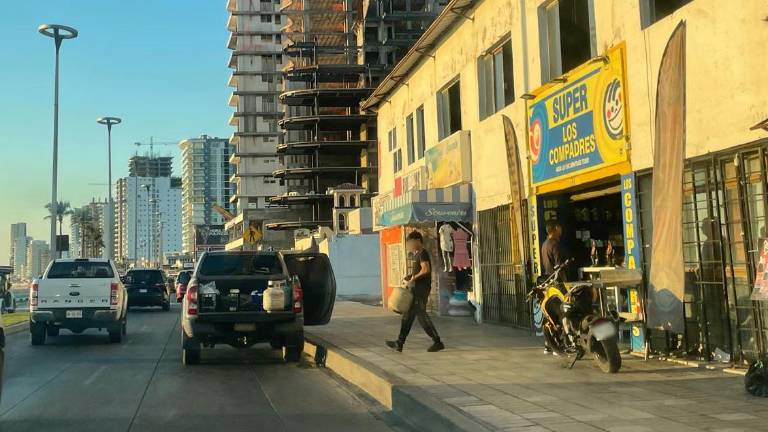 Tanques de gas de un local cercano a la taquería incendiada en la Avenida del Mar fueron sacados este viernes.