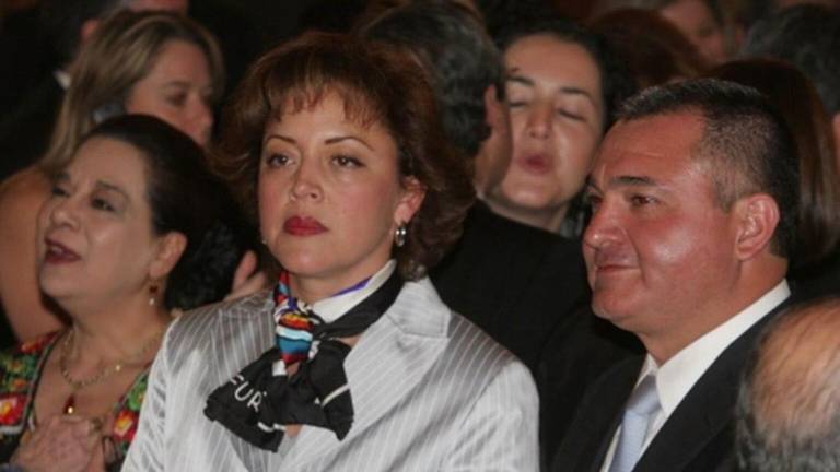 Linda Cristina Pereyra, esposa de Genaro García Luna, además de Esperanza, Luz María, Gloria y Humberto, hermanos del ex funcionario federal, están en la lista de órdenes de aprehensión de la FGR.