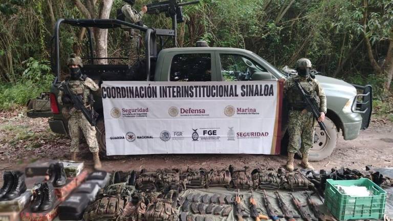 Ejército resguarda armas, cartuchos, explosivos y equipo táctico asegurados en La Campana y Palmillas, Escuinapa.