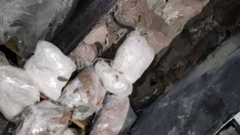 Diez paquetes que contenían una sustancia con características similares al cristal fue localizada en el doble fondo de una caja fuerte que se enviaría de Culiacán a Chiapas.