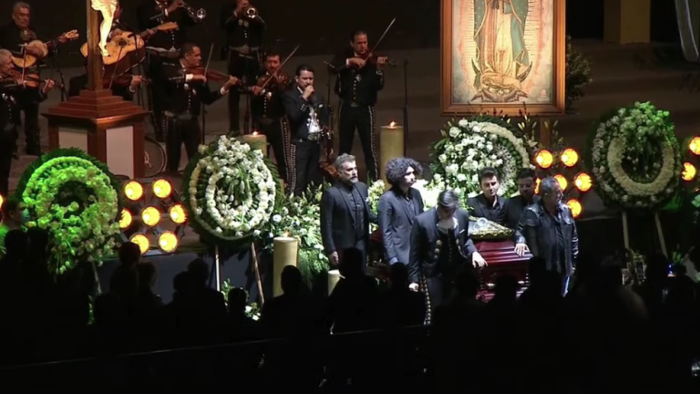 Dan fans el último adiós a Vicente Fernández con homenaje en su honor