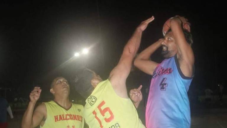 Halcones evita la coronación de Teketires.