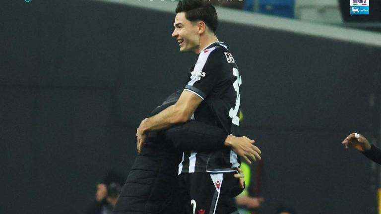 Jurgen Ekkelenkamp celebra el gol que le dio el triunfo al Udinese.