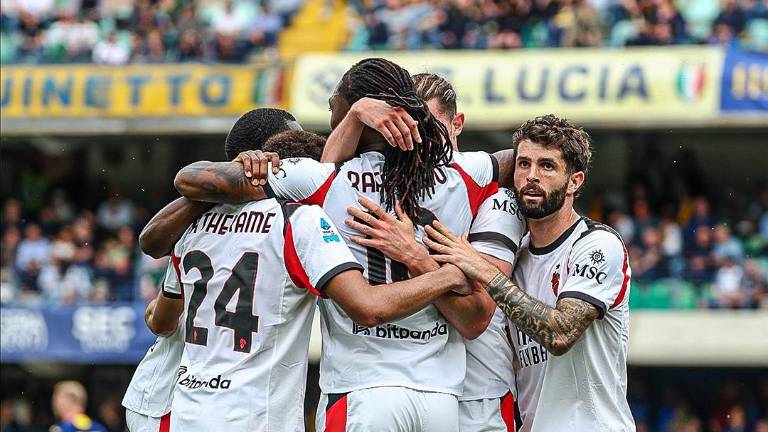 Milan vence 1-0 al Verona y se afianza como escolta del Inter.